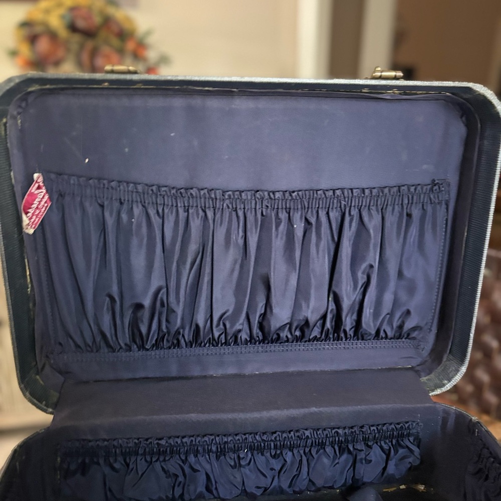 Vintage Mendel Brand Classic Suitcase 17” x 13” - Picture 4 of 14